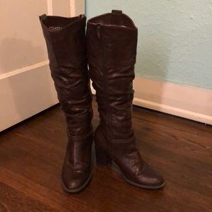 Knee-high slouchy boots